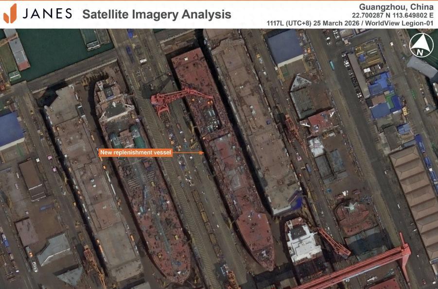 外媒：为配合10万吨级航母远洋，中国正建造6万吨大型补给舰最近，英国《简氏防