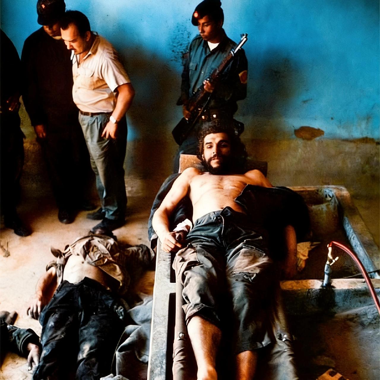 1967年，切格瓦拉遇难后，一张罕见的镜头，此时的他已经没有了生命的体征，躺在冰