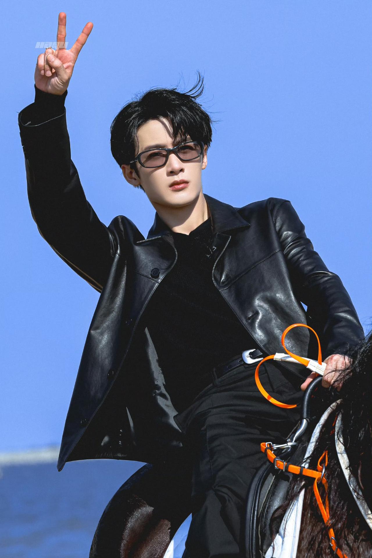 哇嘞个逗！檀健次骑马这么帅吗？动作丝滑流畅，他的骑术看起来不错啊！哈哈哈属马的檀