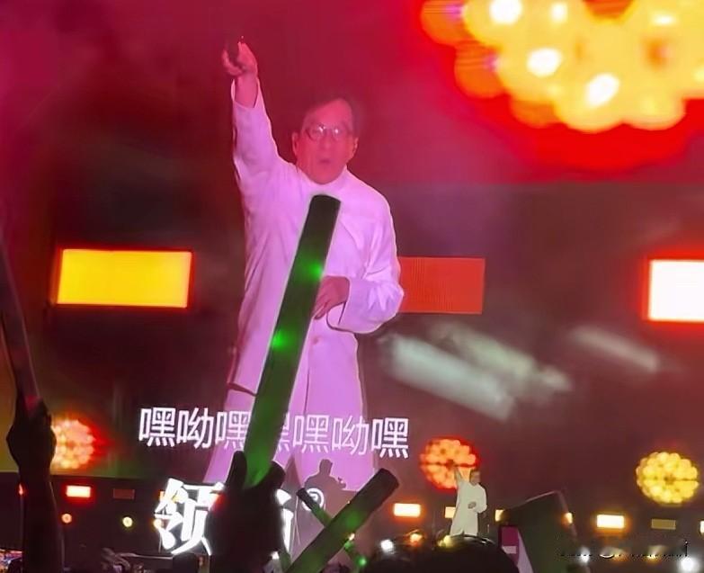 成龙大哥落魄了，都到小城市商演了。蚌埠的一场拼盘演唱会，成龙、徐怀钰成了焦点。