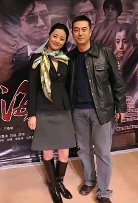 实力派演员张嘉译和刘蓓合影