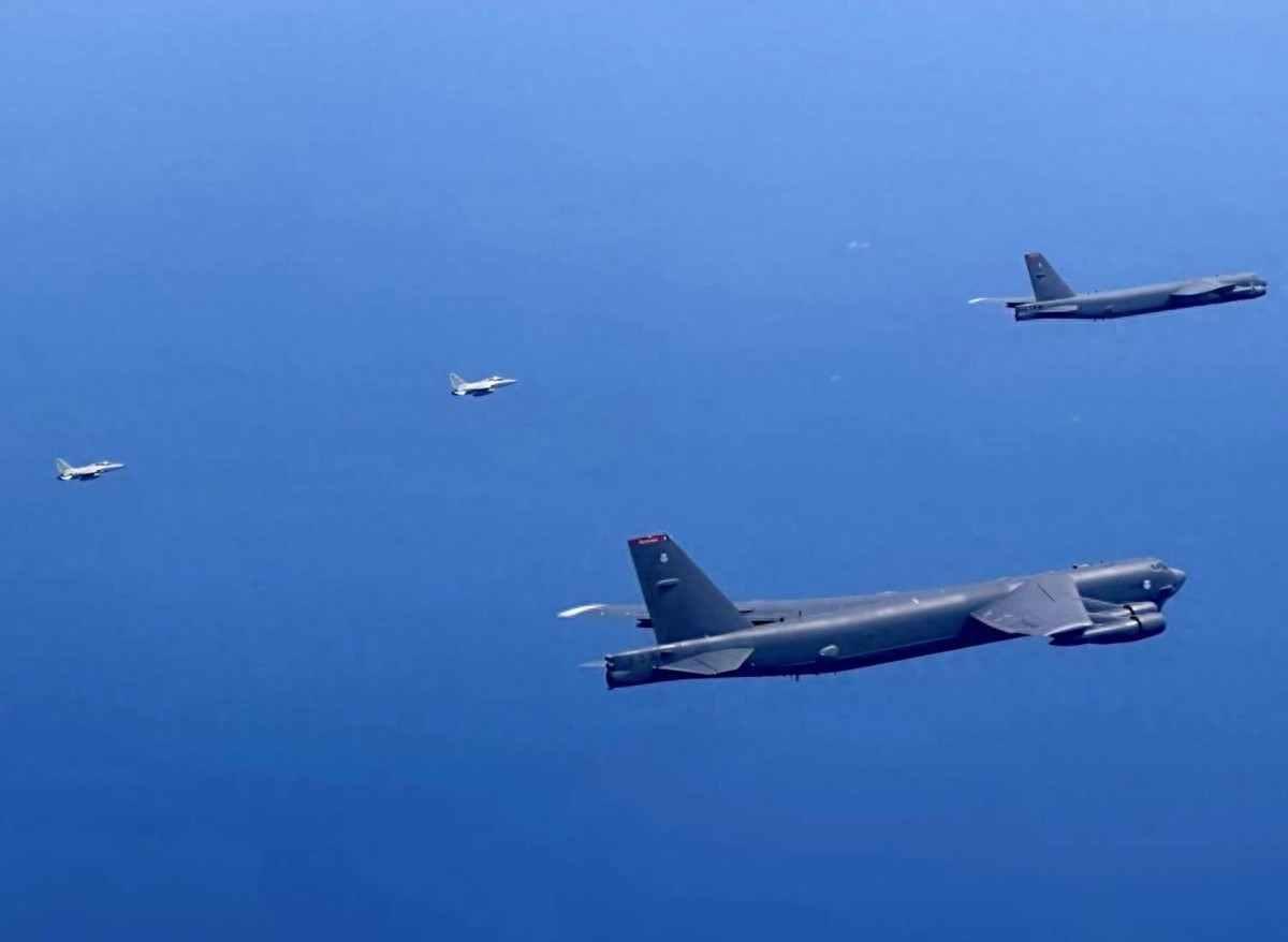 黄岩岛附近突然炸响，菲军机急着喊拦截，美军轰炸机接着扔炸弹2024年2月8日