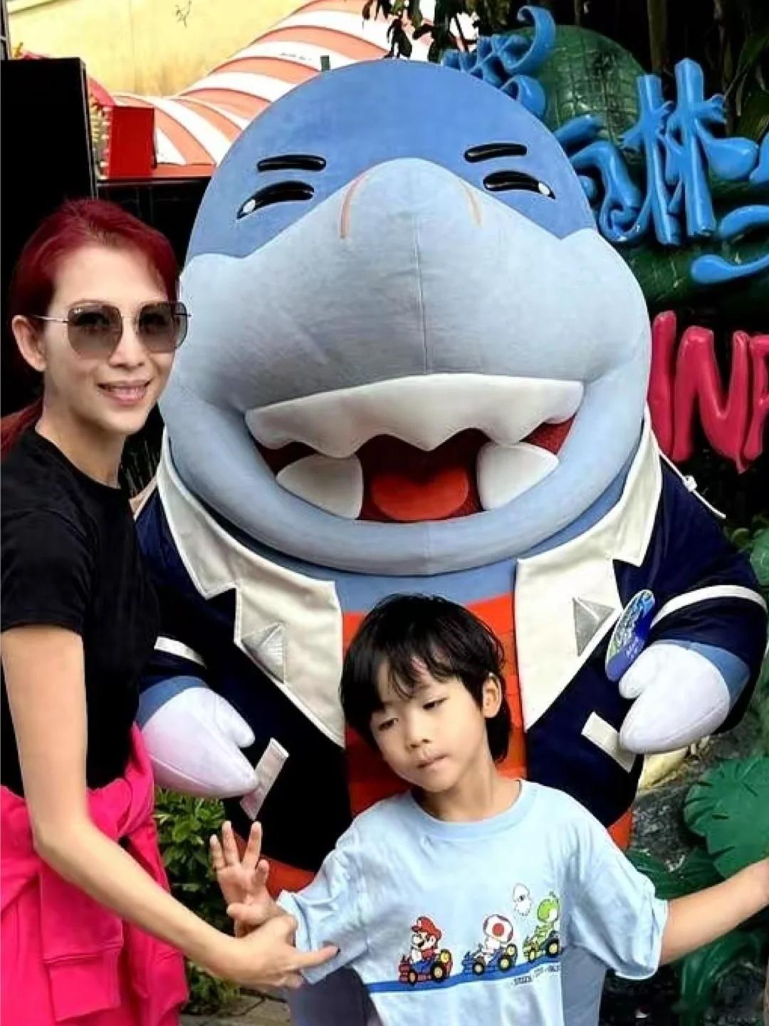 蔡少芬晒出一家五口为小儿子鱼蛋去香港海洋公园庆生的照片啦！大女儿张楚儿（14岁）