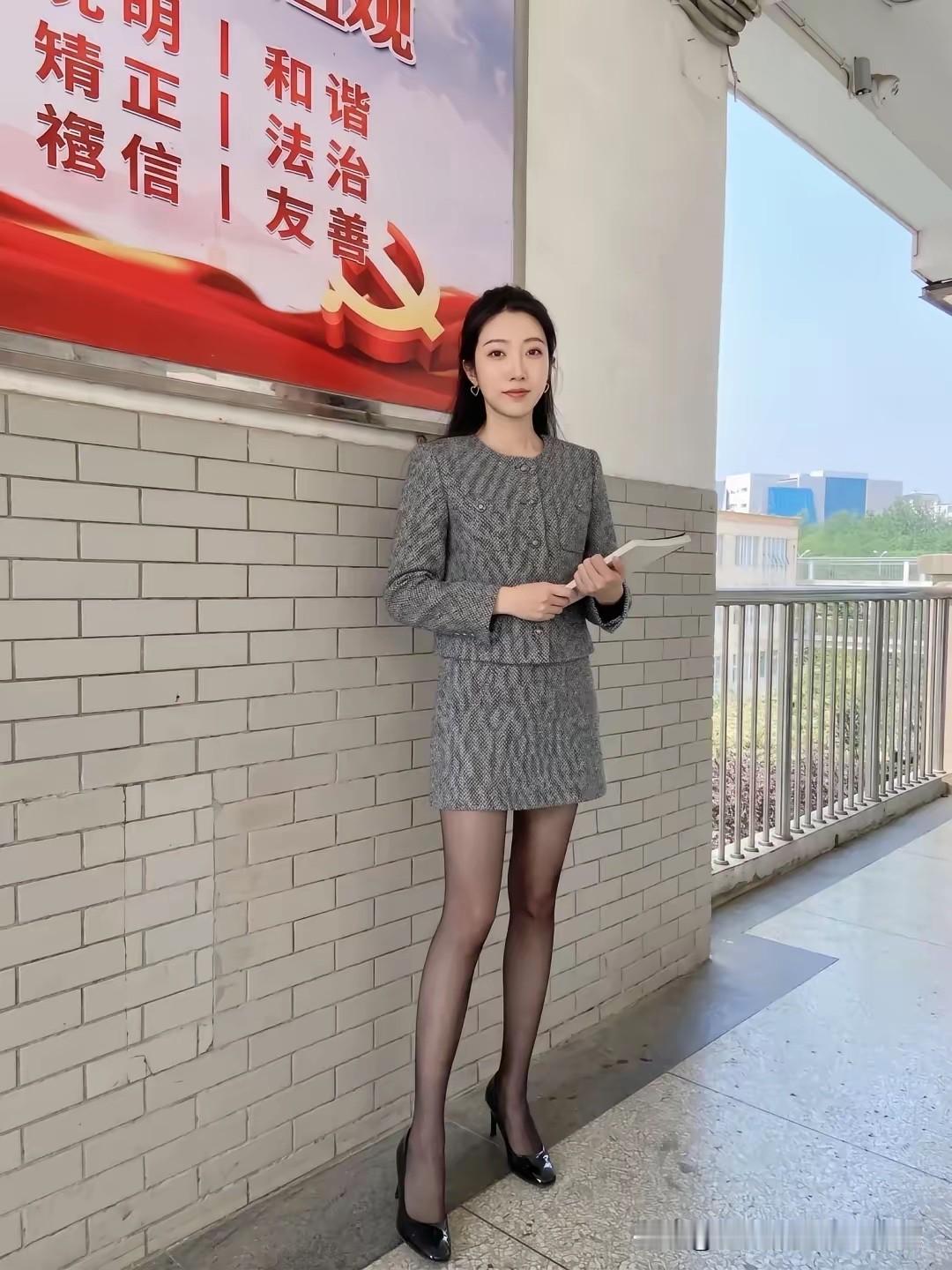 一身简约小香风通勤套装，干练稳重适配职场日常。心怀正向信念，认真对待工作与生活