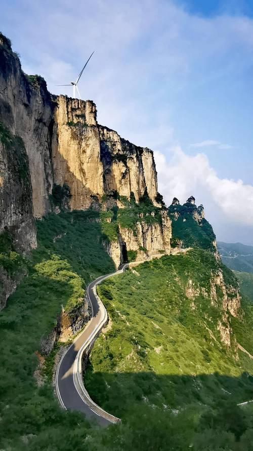 太行山里的公路九曲十八弯，坐车坐得有点晕。路边崖壁上多了些观景台，停下来看一眼，脚下是万丈深渊，远处