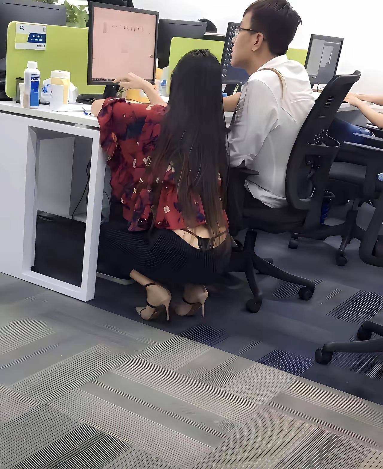 如果美女同事来请教你问题，你愿意放下手中的活帮她吗