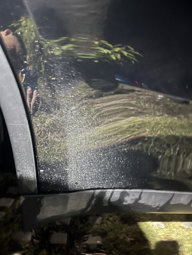 特斯拉y设计车子两边，都是这样子的，路上走得一直响。朋友们有这样子的设计嘛？