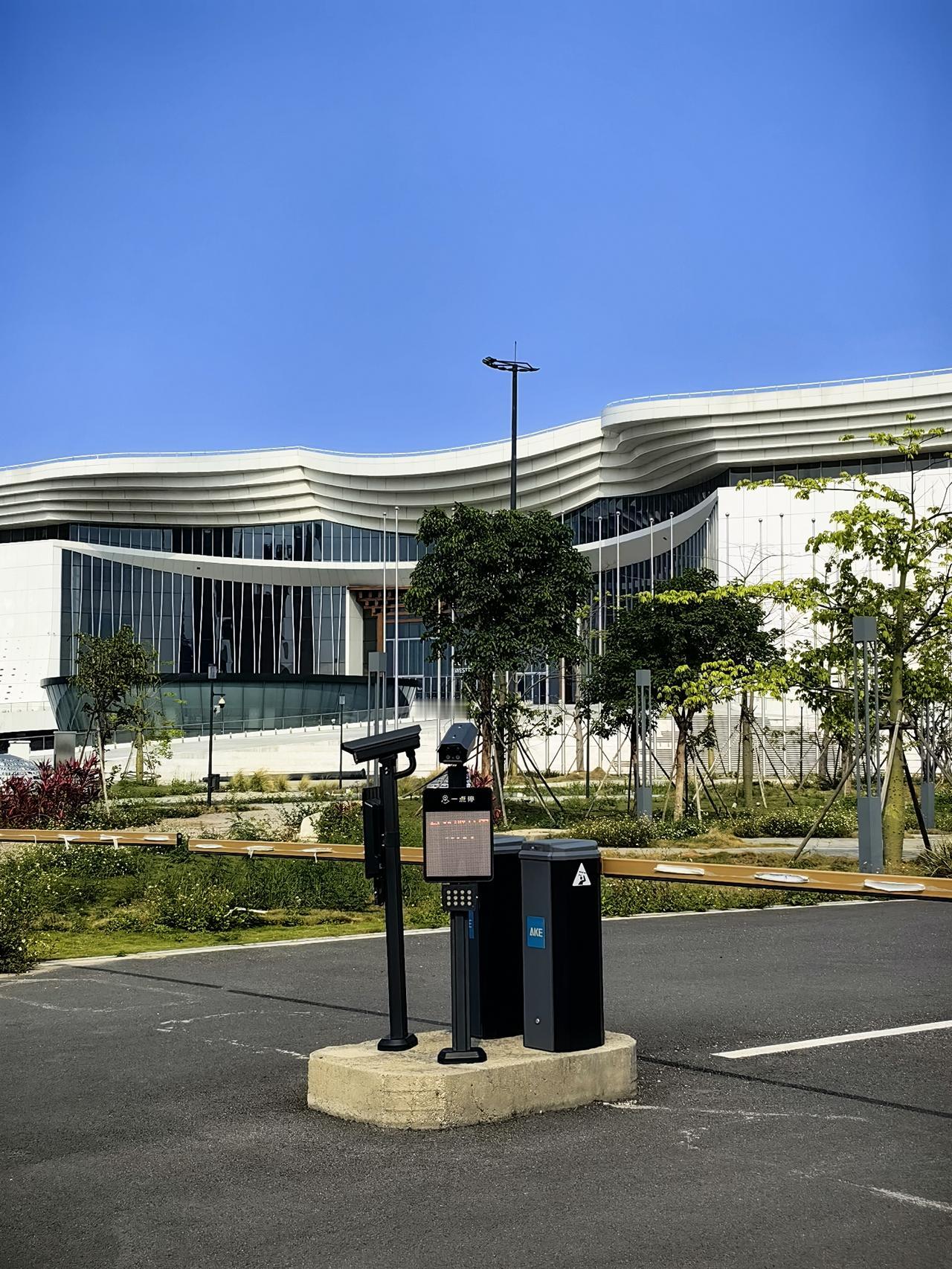 南沙的会议中心是用来摆谱的，因为标配这样的会议中心才能彰显自己的高大上，其它的利