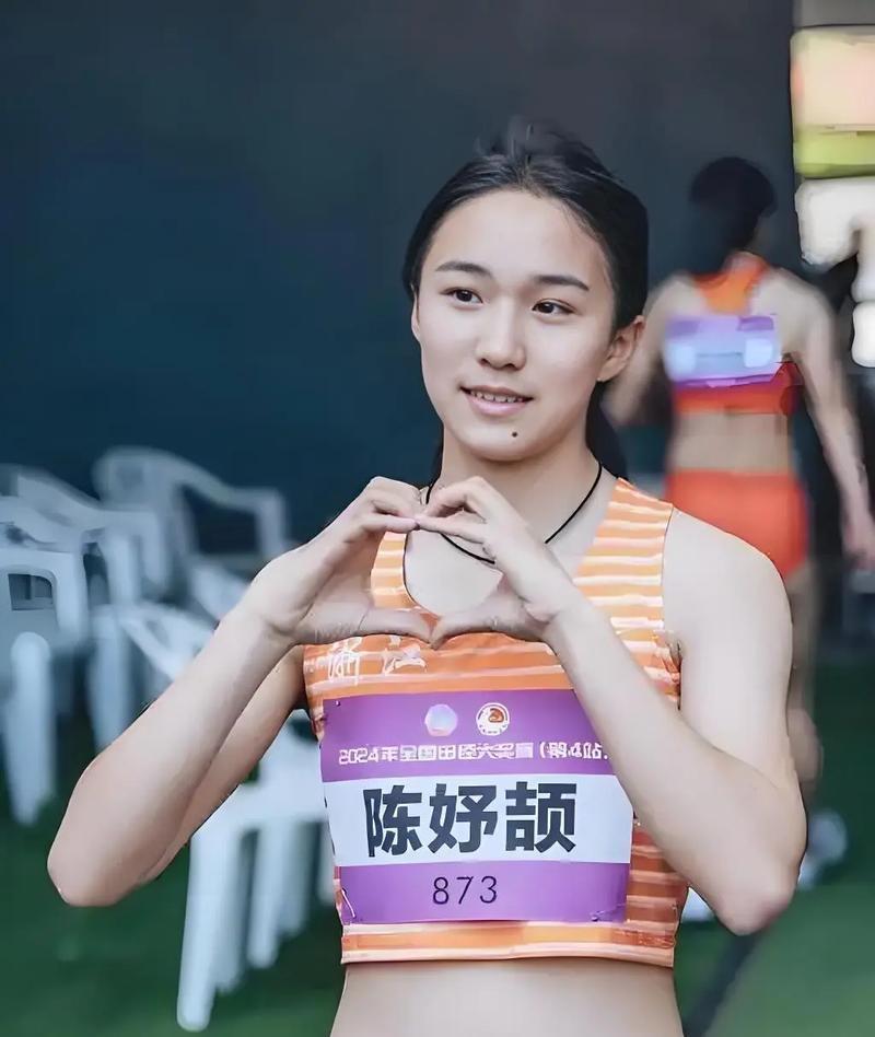 笑不活了！陈妤颉在接受采访时表示：目标上大学不出省不出市，就想在家当土皇帝。金牌