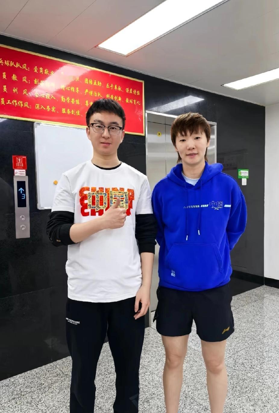 刷到王曼昱这张合照也太戳我了！蓝色连帽衫配黑色短裤，清爽又有活力，真人颜值真的绝