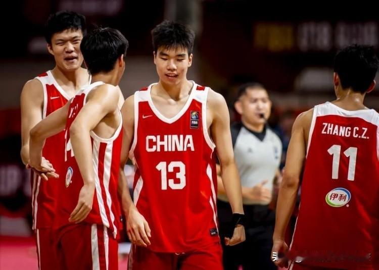 中国u18男篮79:89澳大利亚u18男篮，对中国男篮打分评价如下:1、张宇辰