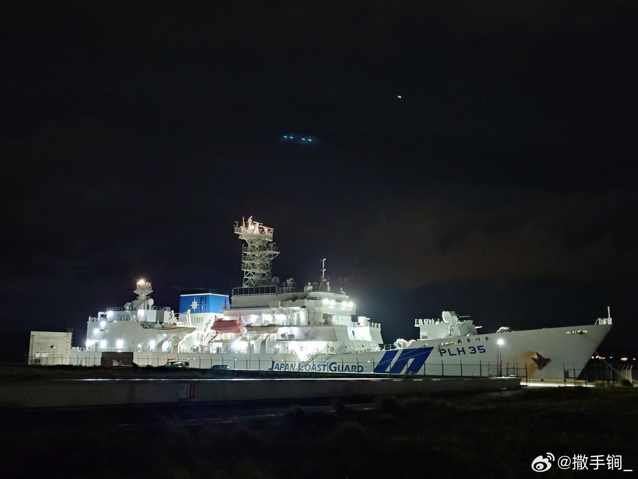 PLH-35“朝月”号巡视船在石垣岛夜拍。此船为黎明型三号舰，2021年11月服