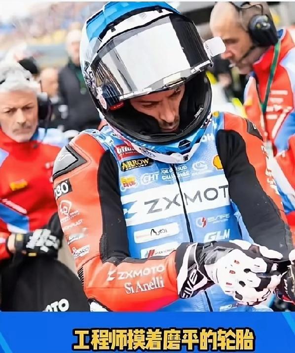 德比斯低着头摘下头盔，工程师摸着磨平的轮胎，空气里全是沉默的不甘心，孤军奋战太难