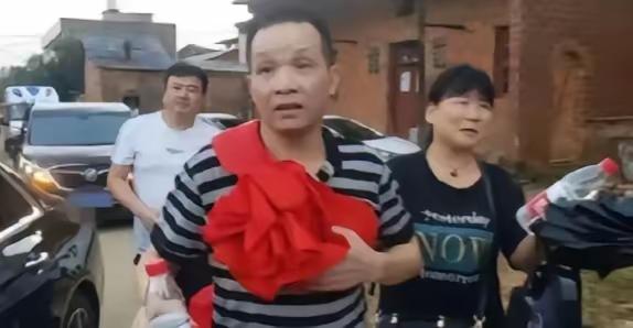 他叫张玉环，2020年无罪释放，拿到496万国家赔偿。这笔钱，他分给儿子200万