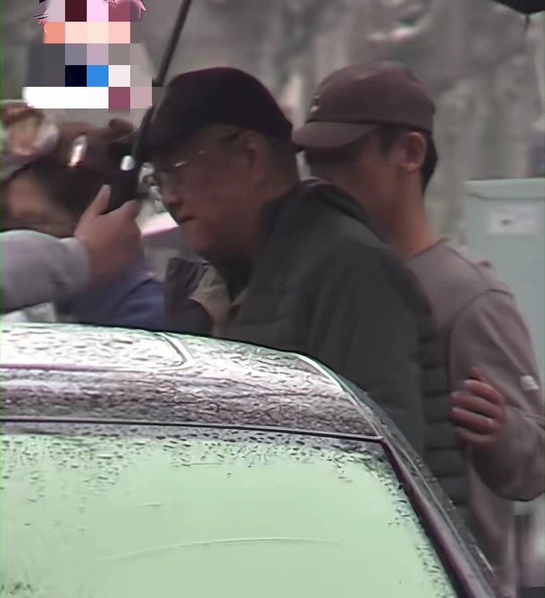 郑恺半蹲扶老爸上车，苗苗雨中不抢镜，网友:比亲闺女还细心​