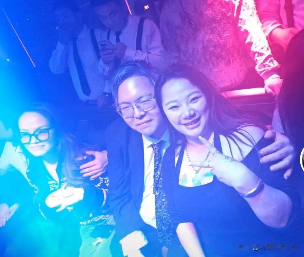 向佑跟他女友看着挺有夫妻相的，两人都是圆脸，五官也挺相似，而且两人都是身材丰满形