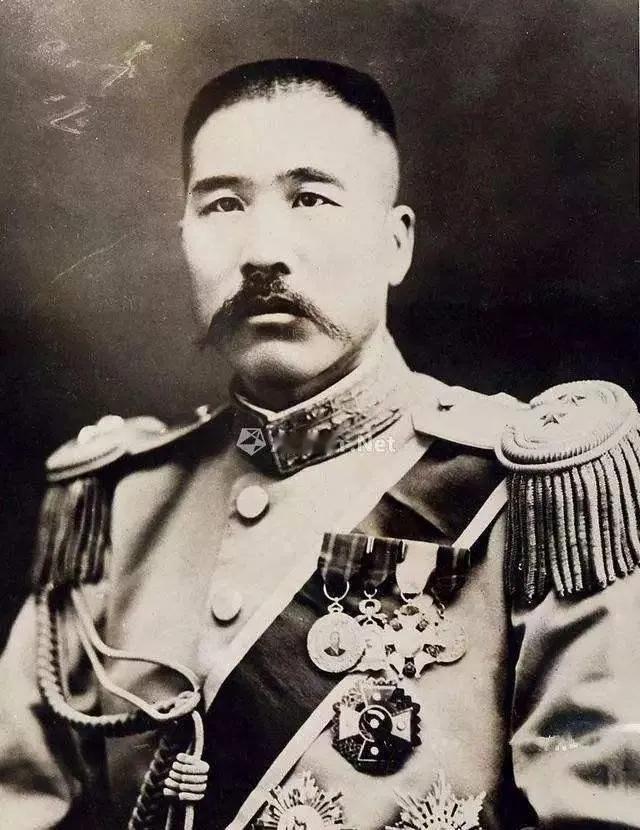 张宗昌发现妻子与一个瘸子通奸，气得火冒三丈，提起枪就要发作，突然间他意识