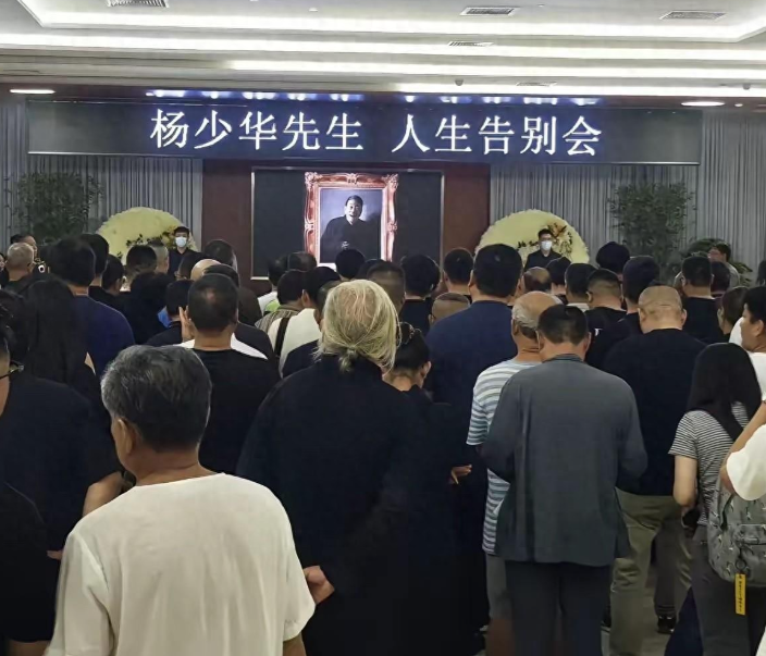 一个值得玩味的现象在相声泰斗杨少华的葬礼上演：一边是十几辆劳斯莱斯开道的浩大排场