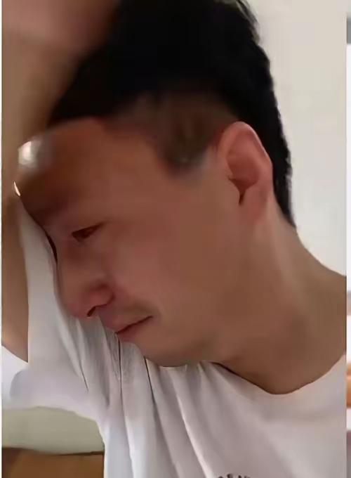 河南郑州，一位父亲用了整整1年的时间，坚持每晚辅导儿子数学直到午夜，想要帮儿