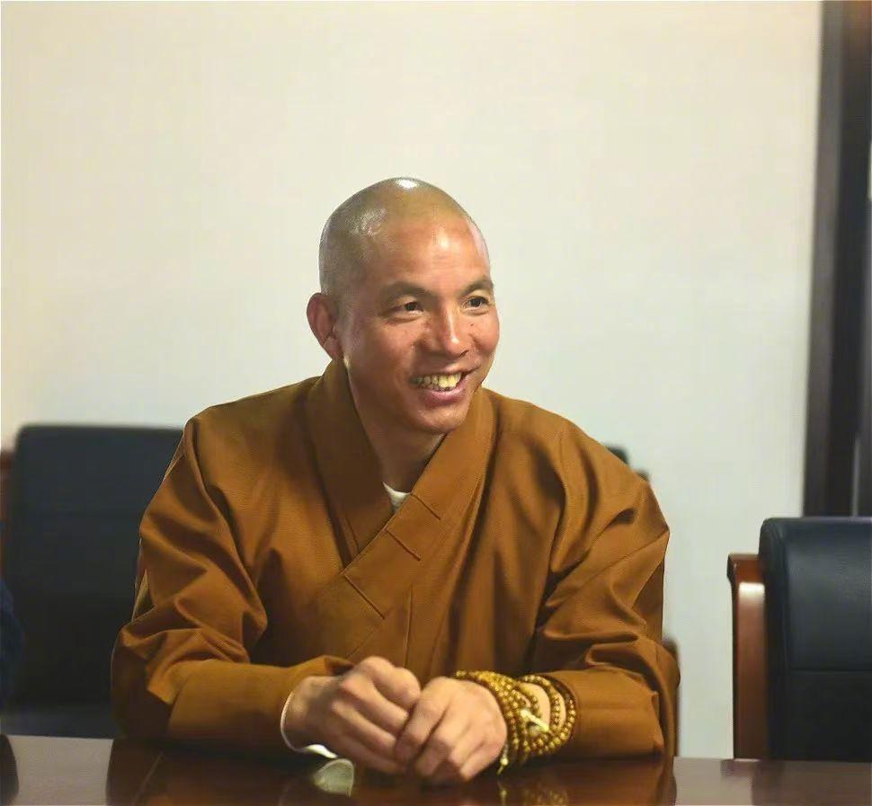 看看少林寺新选上来那个主持，虽然清瘦，也是眼冒精光。一点都不像高僧大德，也是目的