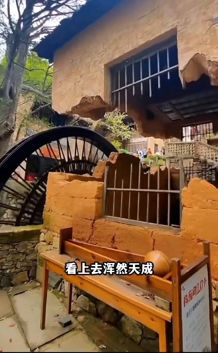 这里就是国内最神奇的房子，整栋房屋宛若悬浮在空中，不少人看到都惊呼不可能。它坐落