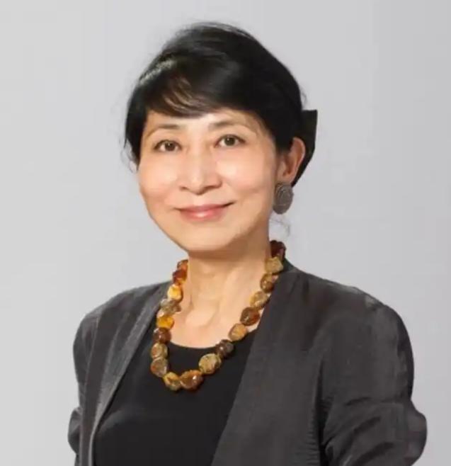 她当选香港立法会议员后突然“变脸”，不但拒绝唱国歌、拒绝使用中文在议会中发言，公