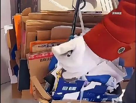 近日，江西南昌一门店曝出把纸箱给一老太后，老人每天都要来店里四五趟要纸箱，不给就