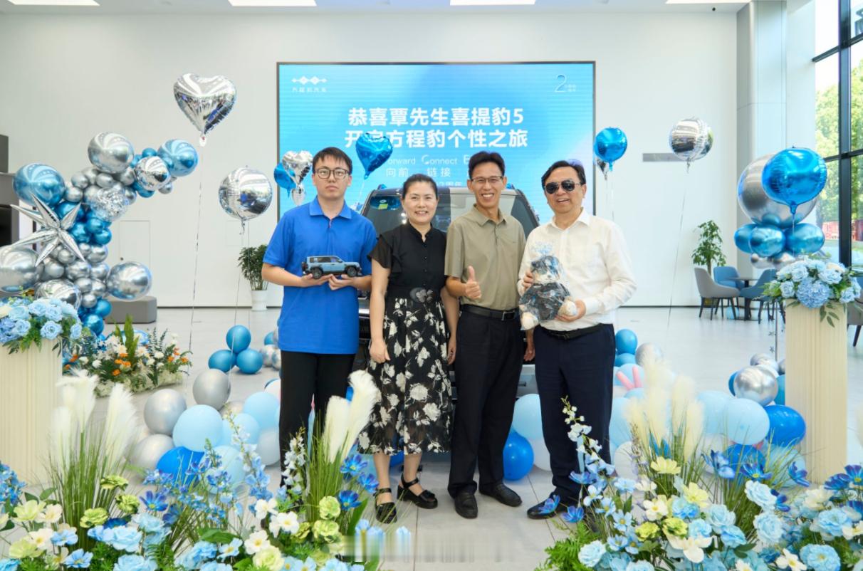 王传福也会整活了，上周他跑了河南湖北两个省，亲自把新车钥匙交到方程豹车主手里。最