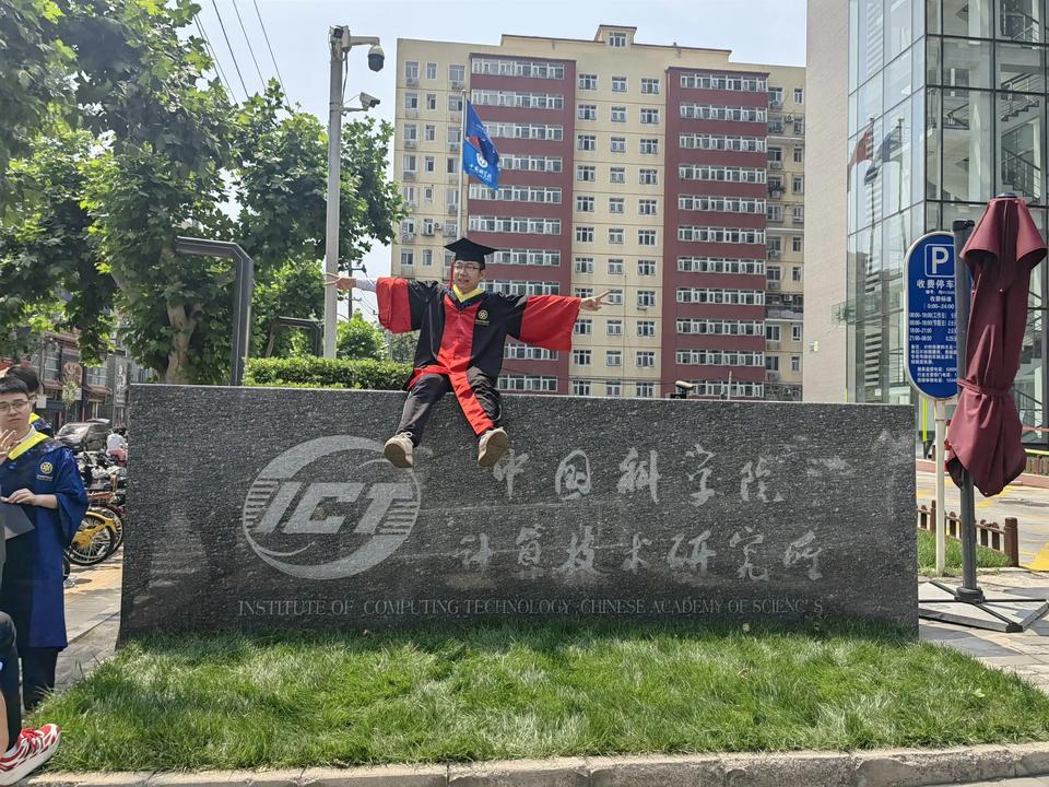 这里是很多大学生梦寐以求来工作的地方，今天很多大学生来这里拍照留念。这里就是位