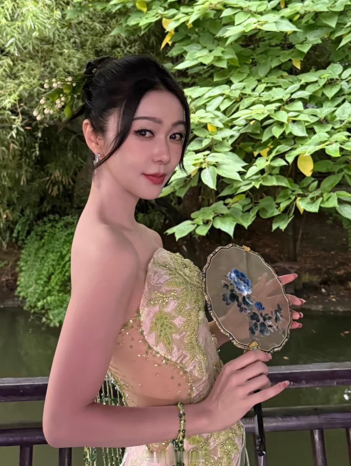 苏州河上的薛凯琪美成啥了苏州河波光温柔衬得薛凯琪格外动人，柔和晚风衬出她清甜灵动