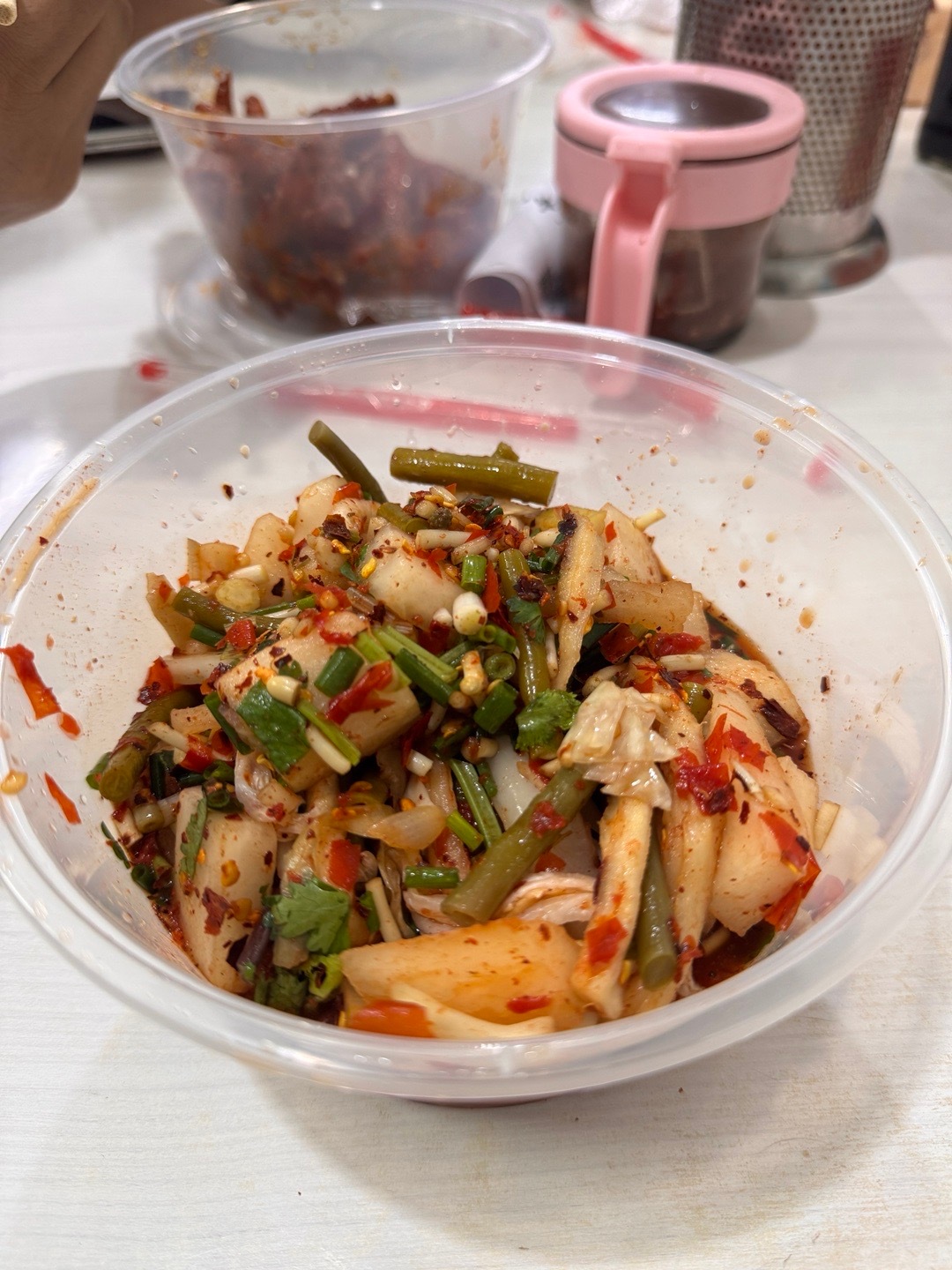 朋友们，来贵州一定要注意：你吃的所有菜你都要说一句，我不要折耳根！！！我刚才不知