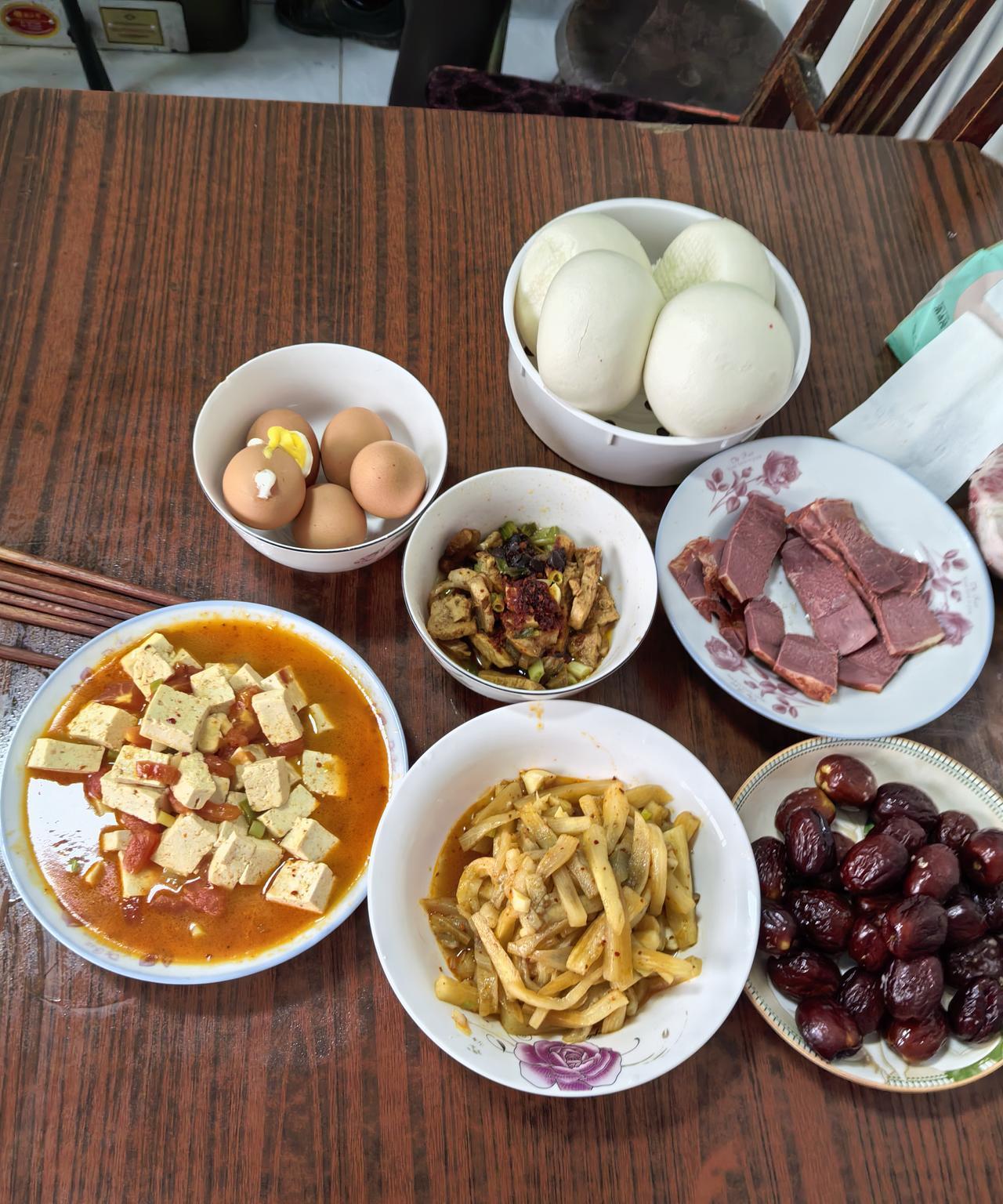 农村人每天的早饭，大米稀饭，馒头，调一个凉菜，炒一个热菜，天天早上都是稀饭，真是