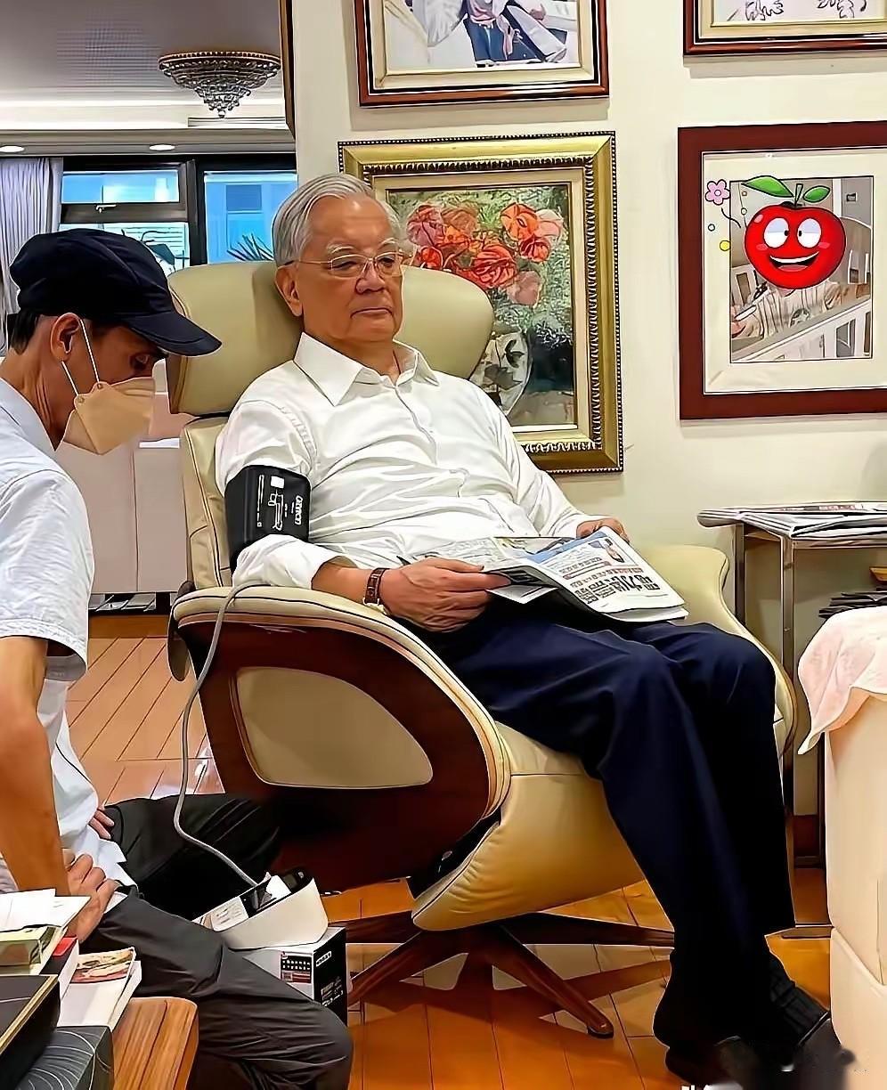 一张普通居家老人的近照，悄悄在网上传开，看哭了无数三十岁以上的人。老人安静