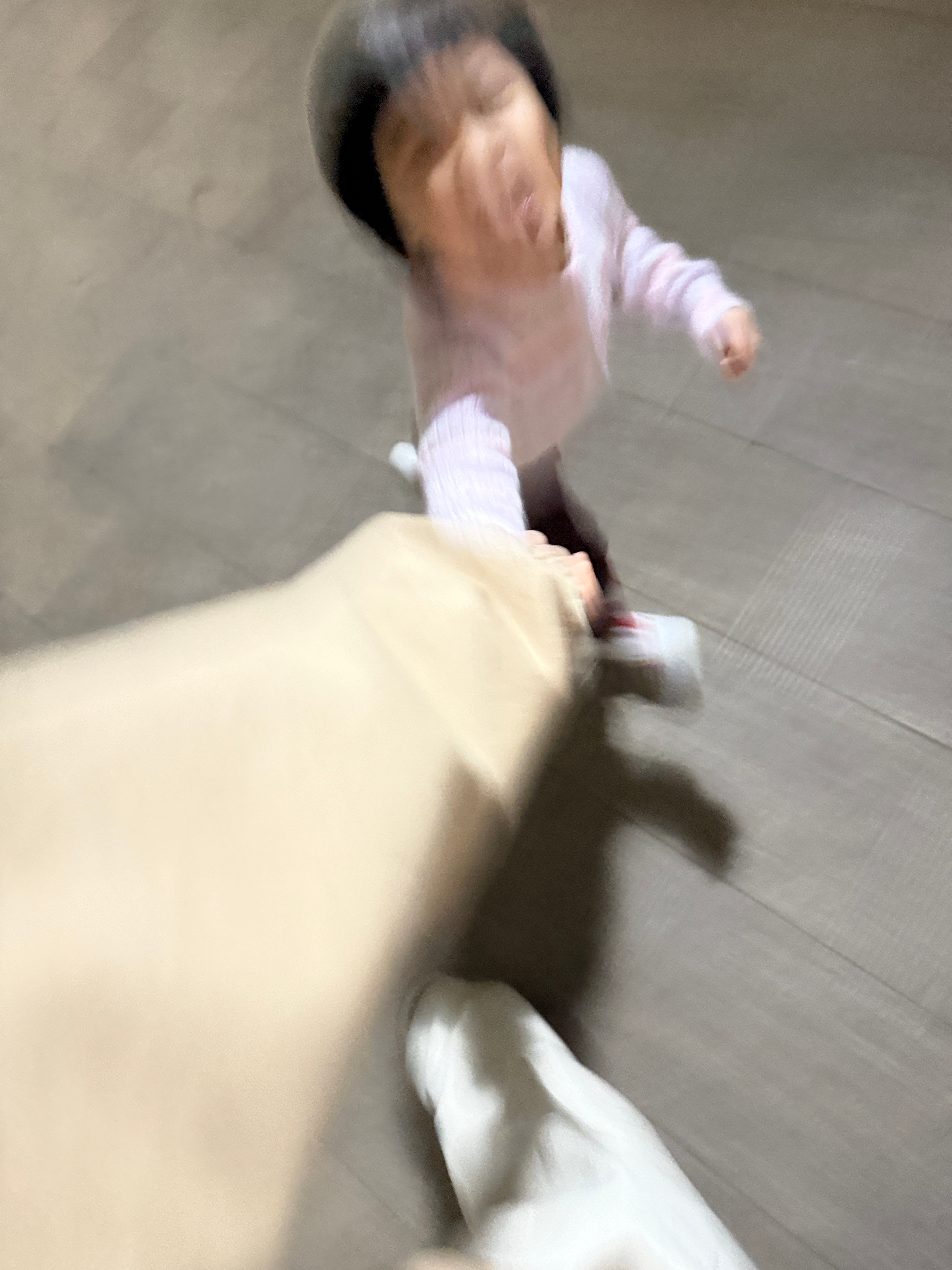 我已经快追不上她了拖着我的残腿跑的好可怜带娃随手拍