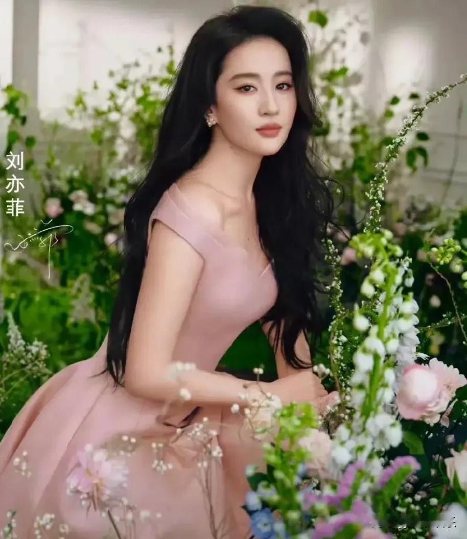 神仙姐姐刘亦菲成祖玛珑首位华人全球代言人，直接空降，待遇拉满。可把我笑坏了，