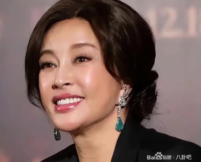 景甜这事儿出来后，刘晓庆的含金量又上升了！“哪个剧组没睡出几对？”不管是刘晓庆说