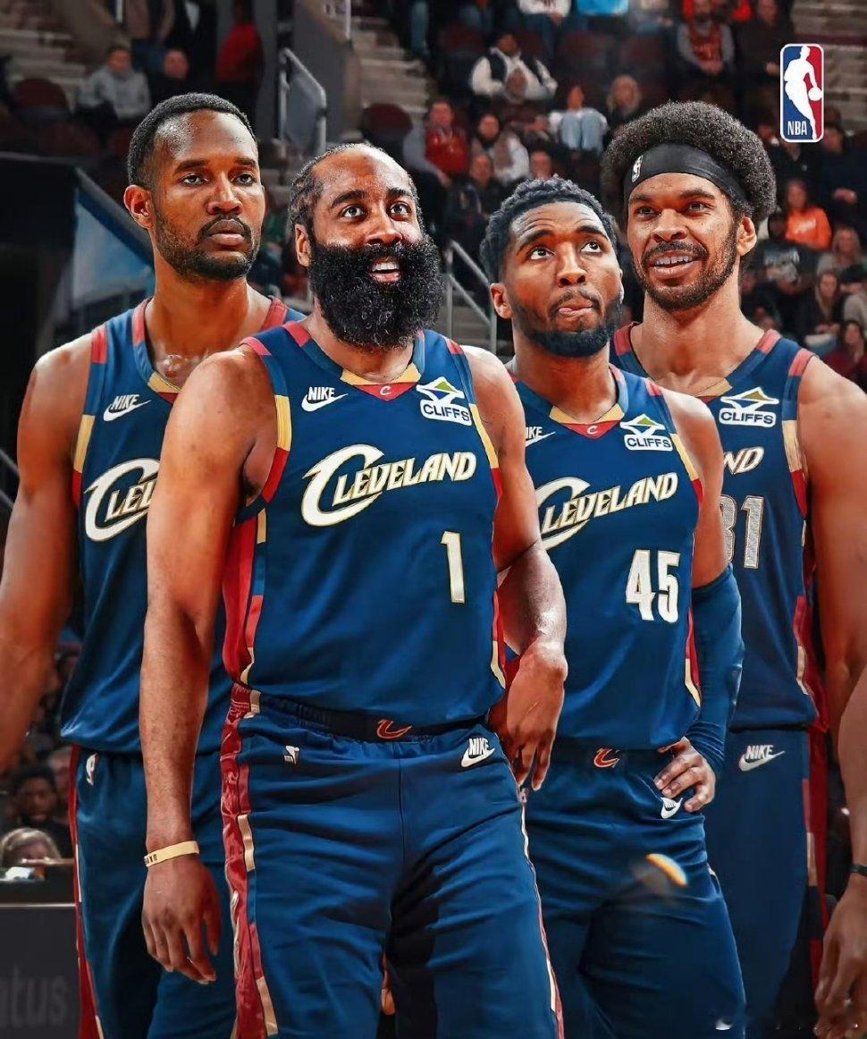 哈登去骑士穿1号球衣，给斯特鲁斯30万美元+一块名表，米切尔说哈登是真大方。因为