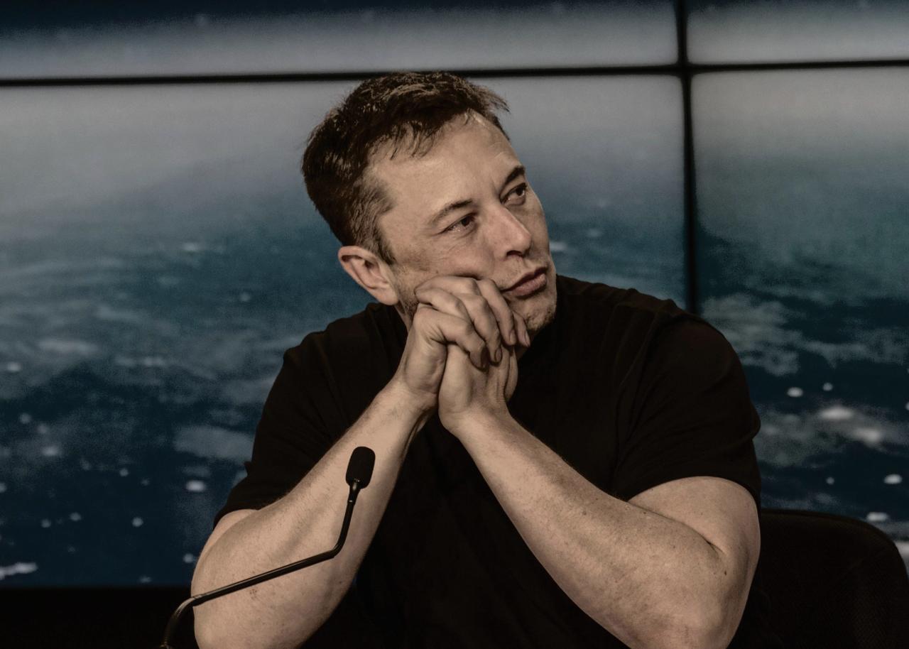 马斯克又上热搜了，这回是真尴尬了。福布斯最新评了个“最不慈善”富豪榜，他直接