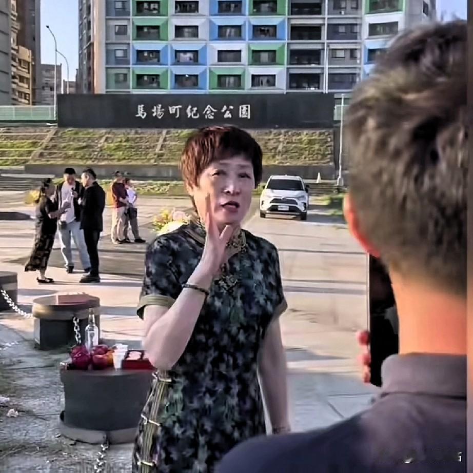 图片上这位生面孔女士，自称是大中华同盟会创会总招黄雅琴，她在台北马场町纪念公园，