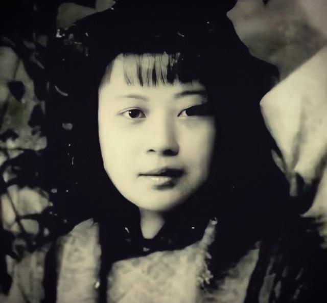 1945年的那个春天，广东开平的一处刑场上，几个日本兵正拖着一具血肉模糊的女尸。