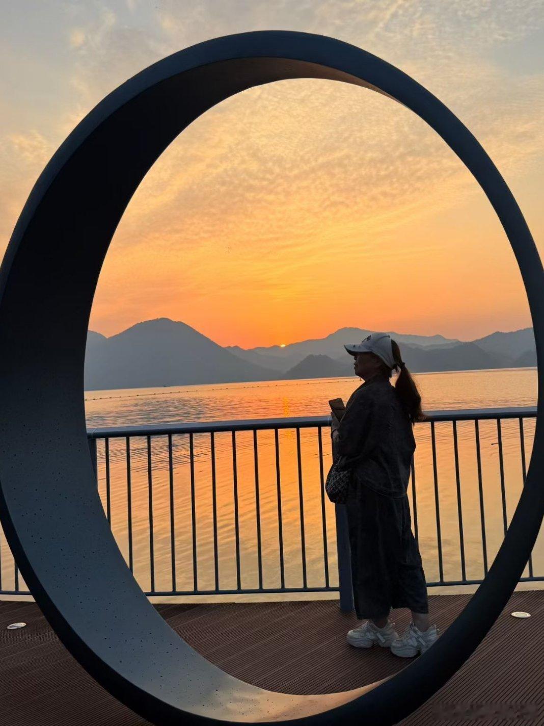 用眼睛寻找美丽美丽的夕阳西下，落日黄昏美如画……山美水美家乡美最美晚霞落日摄影