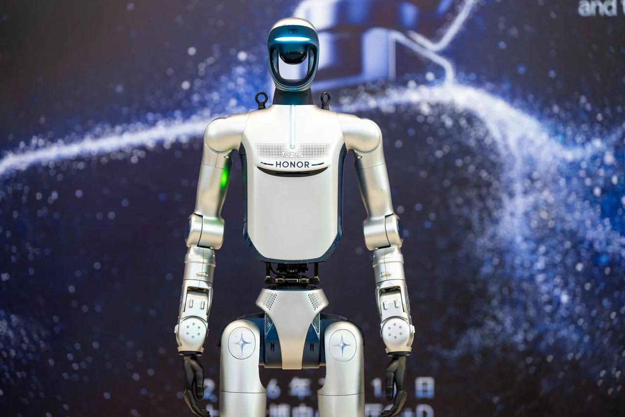 在WAIC2026人工智能大会上，荣耀RobotPhone正式开启预约，这款