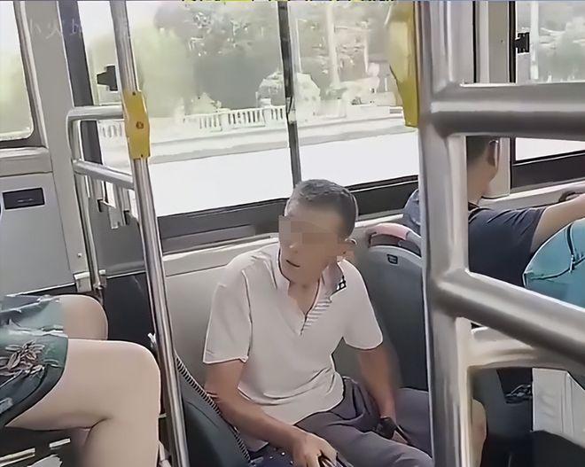 2024年重庆，一女子去养生店按摩时，男技师突然脱掉她的内裤，触摸她的隐私部位！