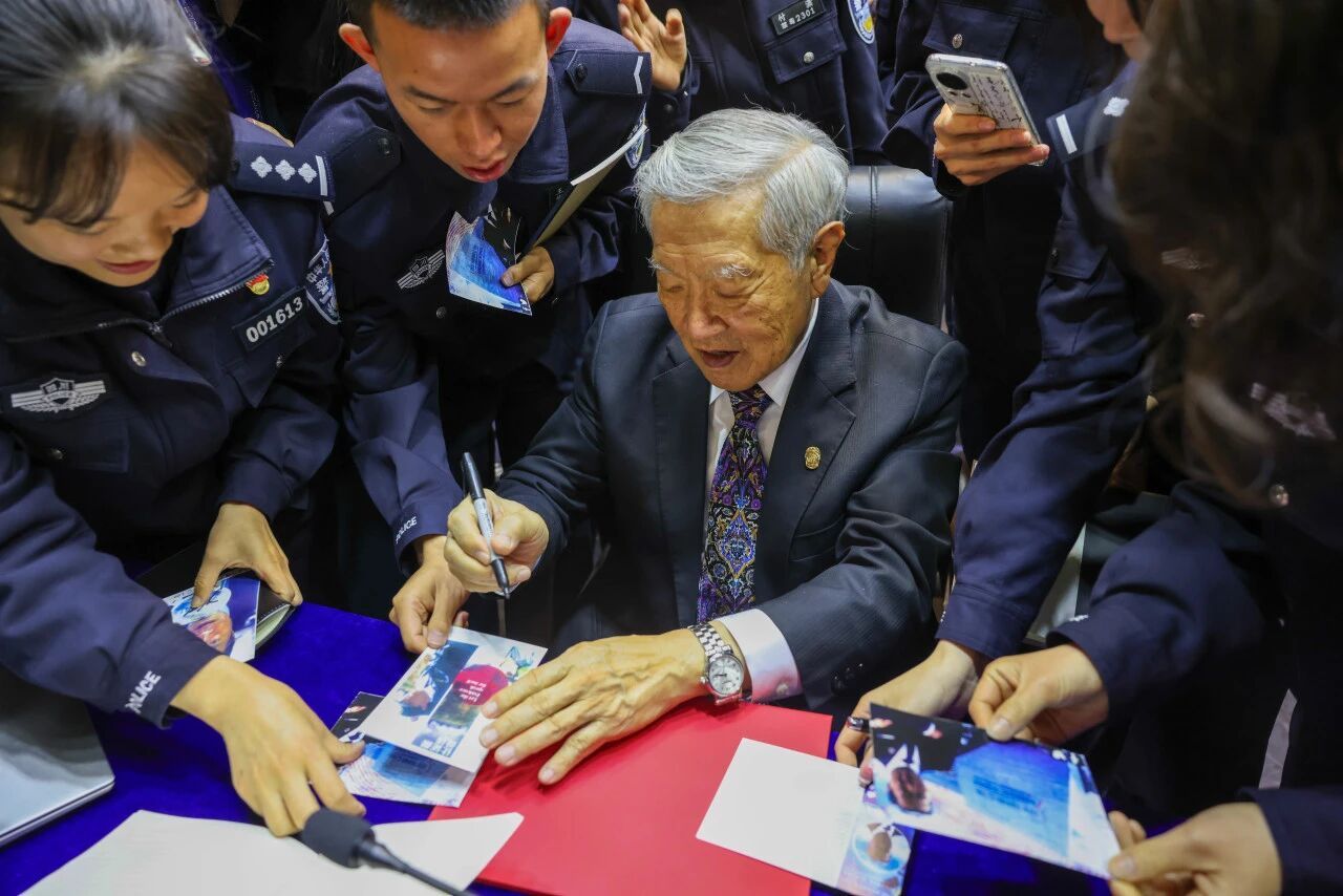 李昌钰博士曾来到四川警察学院讲述“人生逻辑与刑侦生涯”，并受聘为学校荣誉教授。他