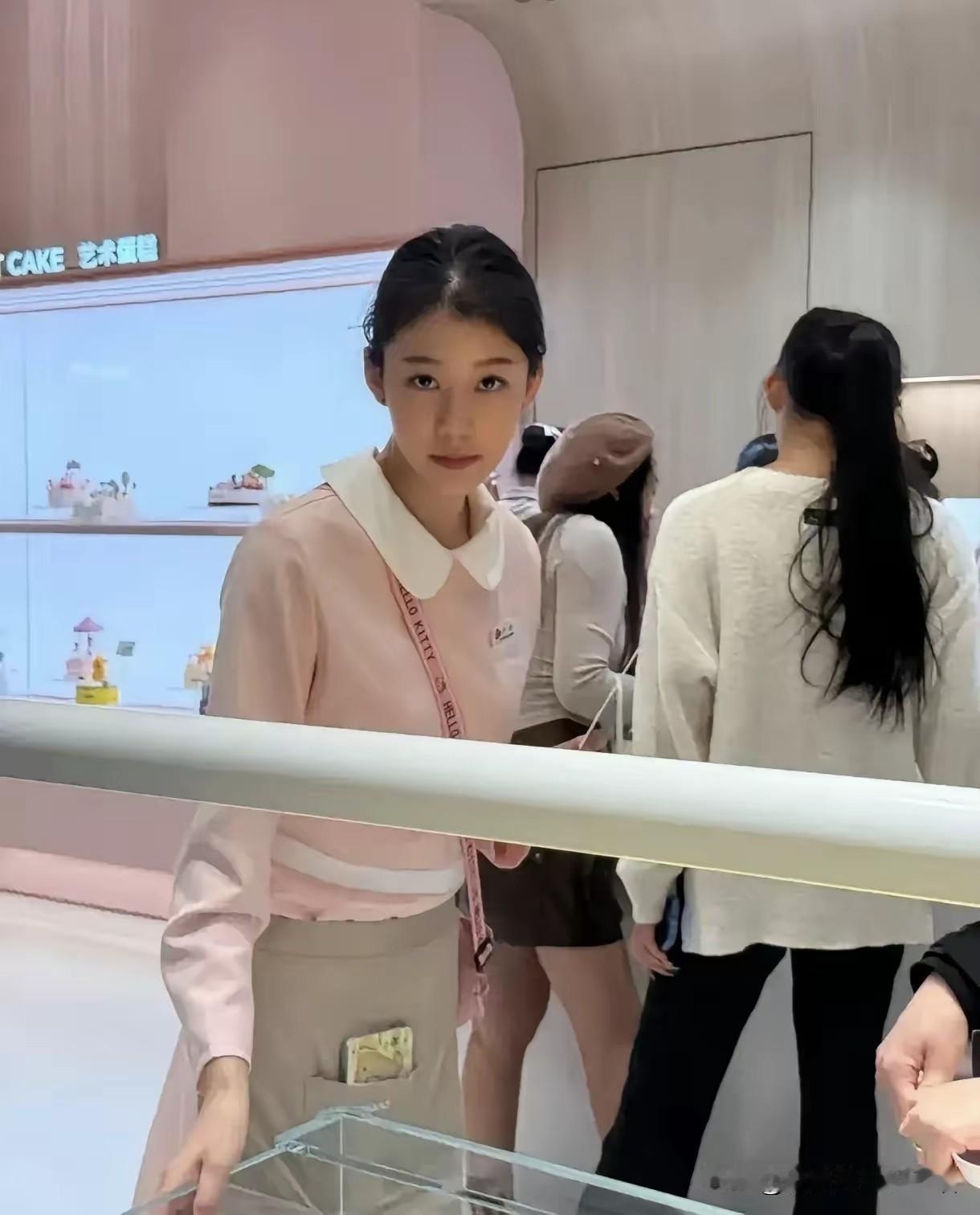 好利来营业员是个顶个漂亮呀!这么多美女，工资得挺高吧？问了一下豆包，结果不算