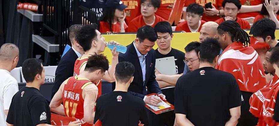 上海夺冠牵动四方面利益，CBA新一轮军备竞赛开始，蝴蝶效应来了一：北京看到上海夺