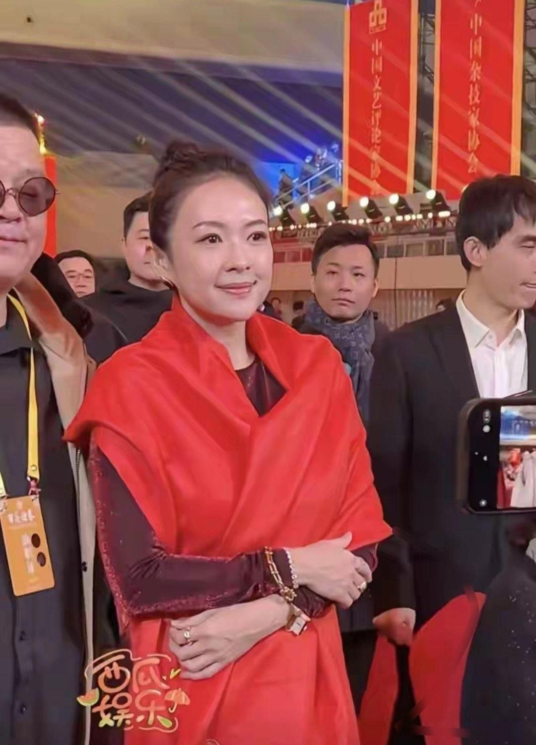 整个脸都是浮肿的，估计还没吸收好！估计娱乐圈没有几个不做医美的吧，人家都做你不