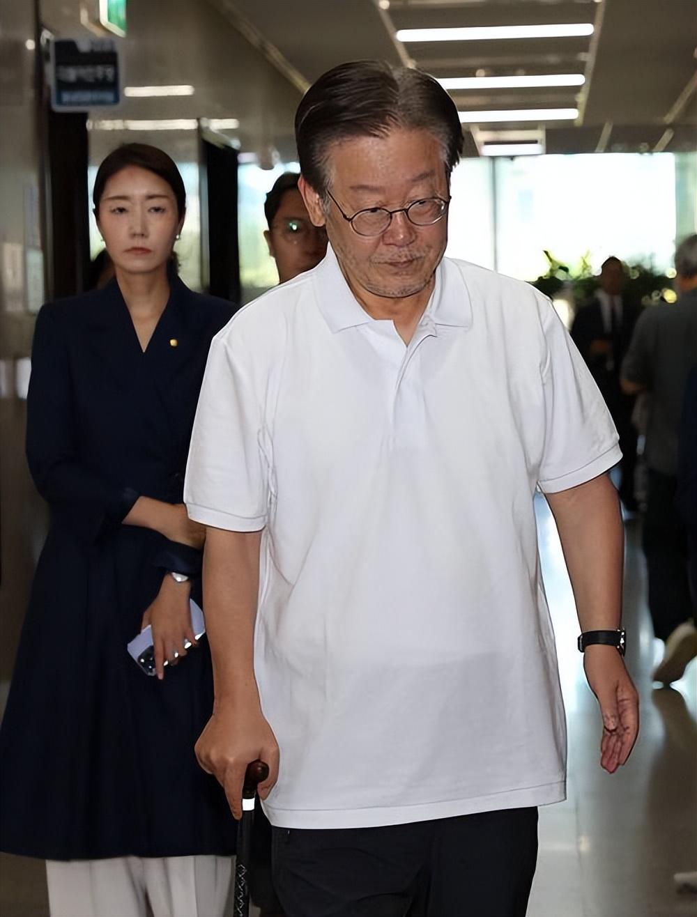 李在明没当总统前，头发有点白脸上还略带沧桑。当了总统后，他整个人都年轻了不少，看