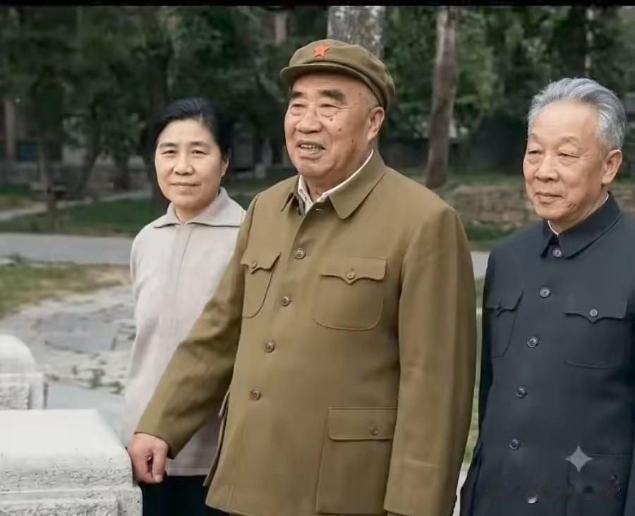 人物信息画面居中人物是朱德元帅，左侧是儿媳赵力平，这是一张经过彩色修复的历