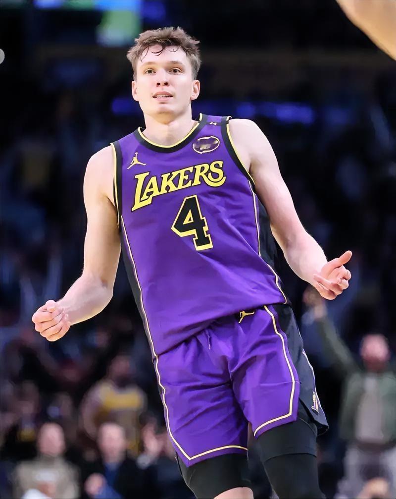 湖人球迷渴望交易补强阵容其实湖人内部球员也有一部分人渴望交易现在湖人也就是战